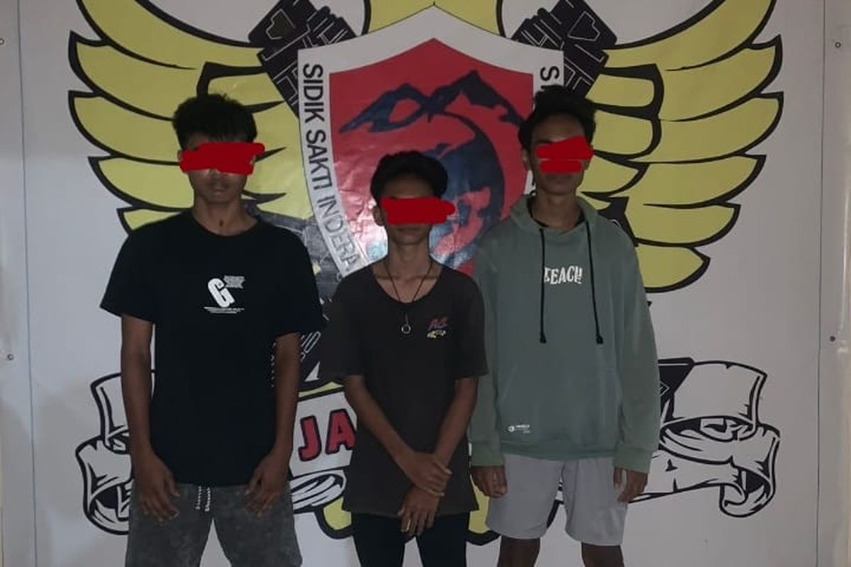 Tiga pelaku pemanahan saat diaman di Polres Bima, Senin (14/11/2022).