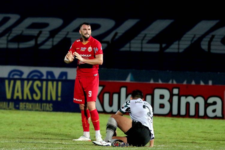 Pemain asing Persija Jakarta, Marko Simic saat pertandingan melawan Persikabo 1973 pada pekan ke-15 Liga 1 2021-2022 yang berakhir dengan skor 1-0 di Stadion Sultan Agung Bantul, Jumat (3/12/2021) malam.