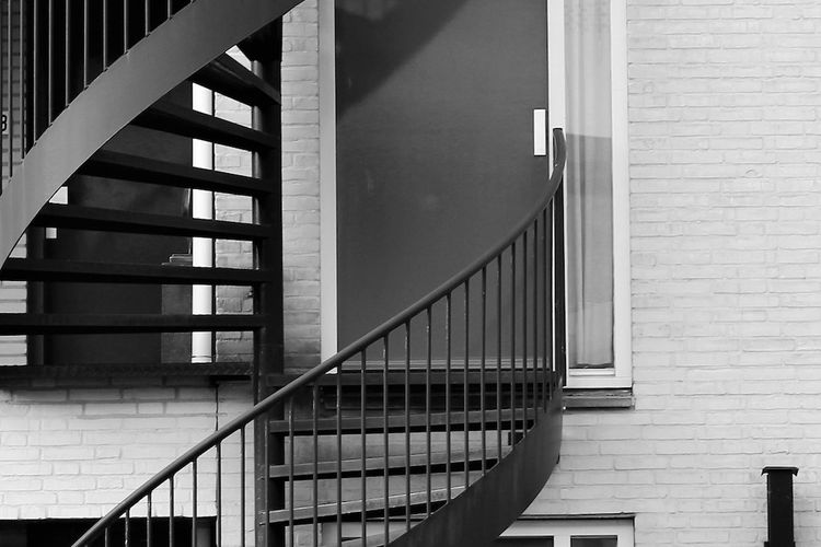 Ilustrasi tangga spiral, tangga putar. 