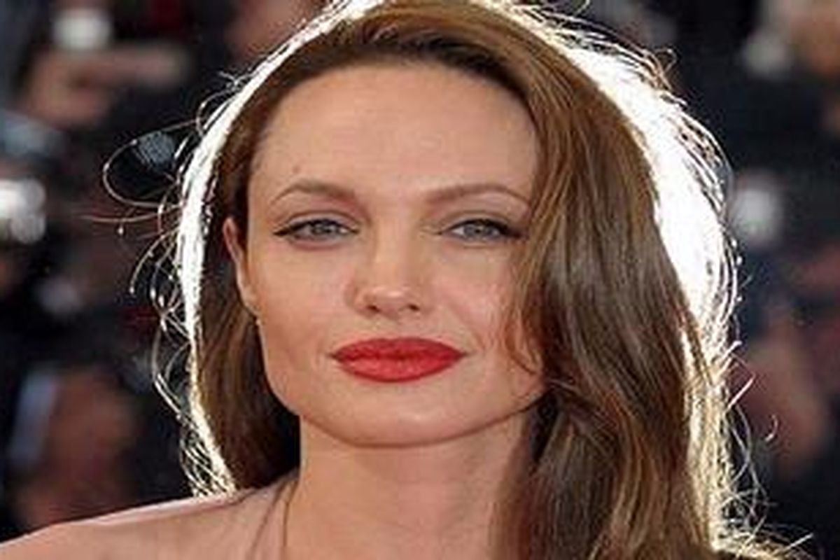 Aktris Angelina Jolie beberapa kali terpilih sebagai perempuan tercantik di dunia. 