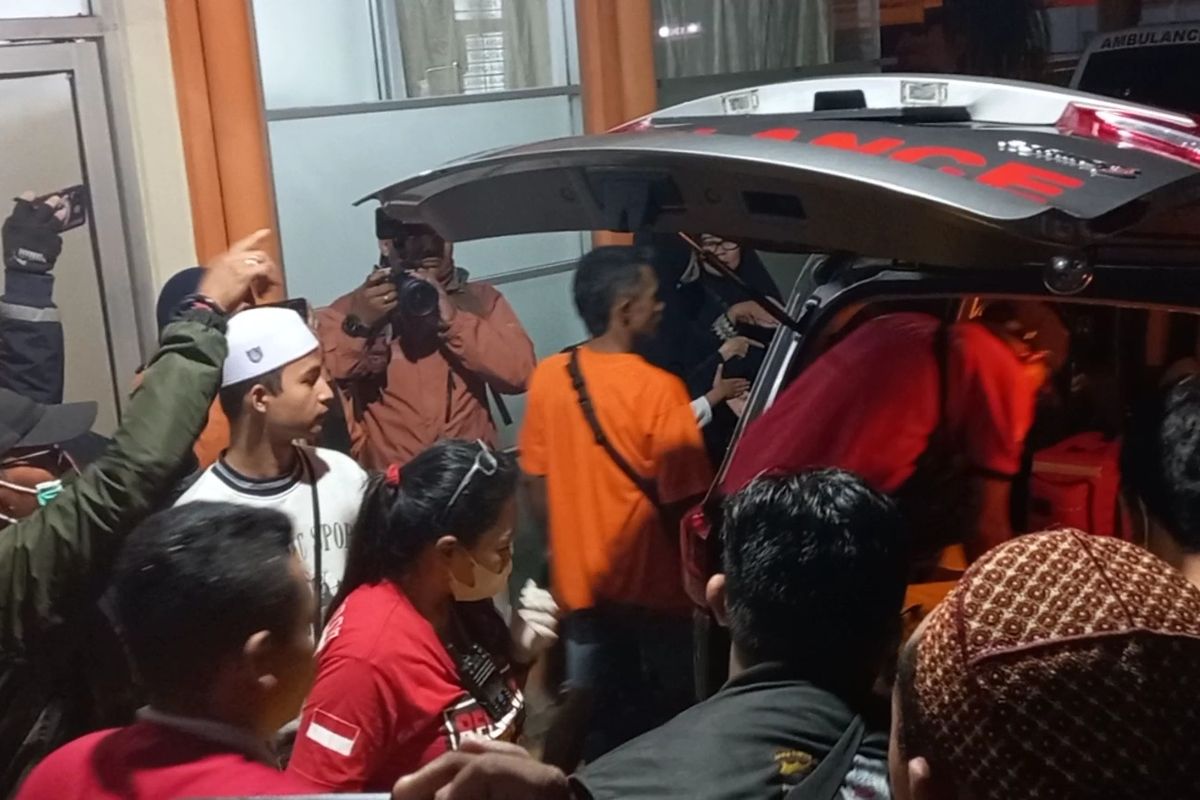 Korban kecelakaan Fortuner di TNBTS saat dievakuasi ke Rumah Sakit Sumber Sentosa, Kecamatan Tumpang, Senin (13/5/2024) malam.