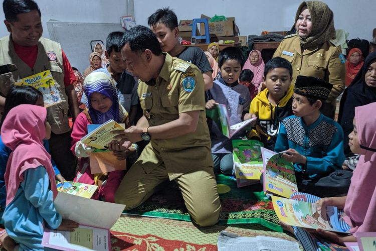 JENGUK?Bupati Ponorogo Sugiri Sancoko menjenguk ratusan warga Desa Tumpuk, Kecamatan Sawoo, Kabupaten Ponorogo yang mengungsi lantaran pemukiman yang ditinggali rusak akibat tanah retak, Selasa (28/2/2023).