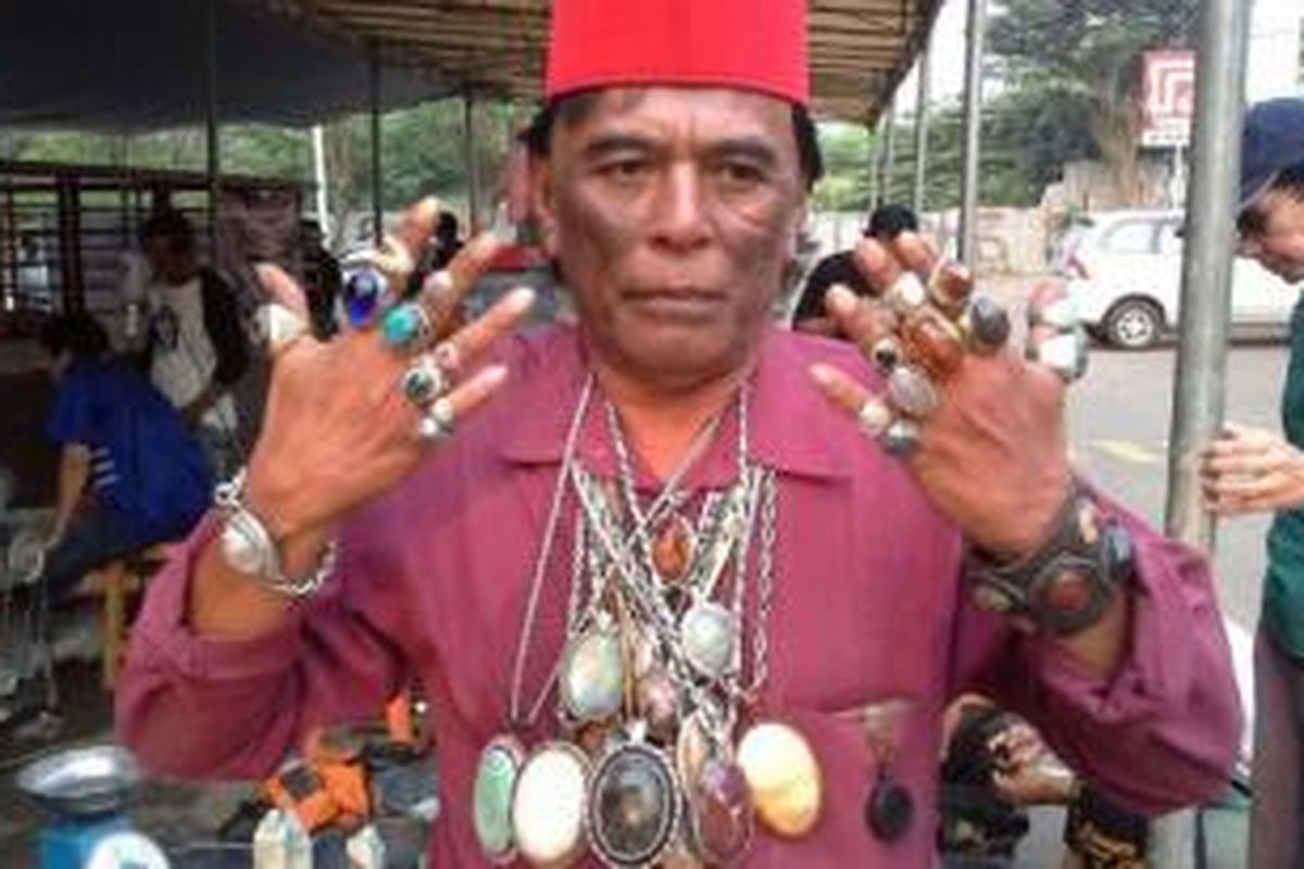 Hermanus Manafe penggemar batu akik di Pamulang, Tangerang Selatan. 