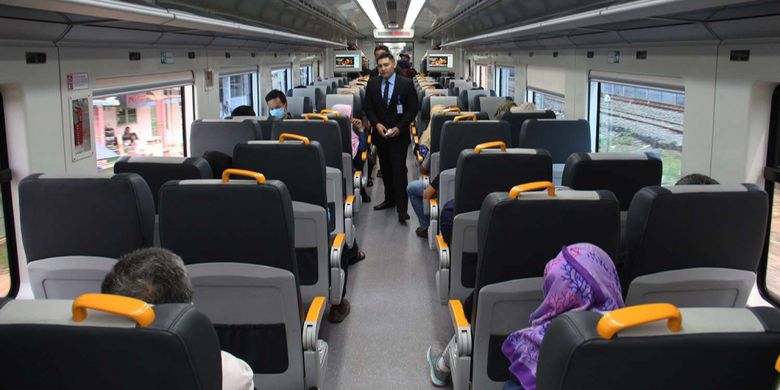 Suasana di dalam gerbong kereta api bandara saat perjalanan Stasiun Sudirman Baru-Stasiun Bandara Soekarno-Hatta, Jakarta, Selasa (26/12/2017). Uji coba KA Bandara Soekarno-Hatta dilakukan hingga peresmian operasinya pada 2 Januari 2018. Selama uji coba, PT KAI telah menetapkan harga tiket yang bisa dibeli warga, yakni Rp 30.000.