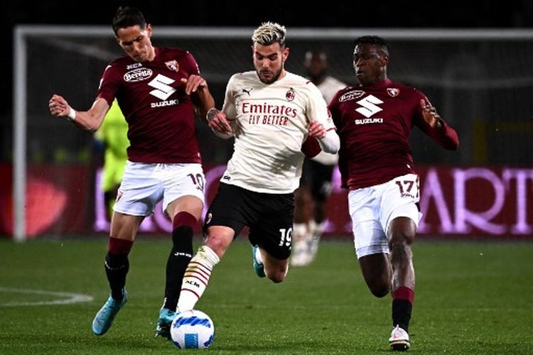 Theo Hernandez (tengah) mencoba melepaskan diri dari kawalan lawann pada laga pekan ke-32 Liga Italia yang mempertemukan Torino vs AC Milan di Stadio Olimpico Grande Torino, Senin (11/4/2022) dini hari WIB. Hasil Torino vs Milan imbang tanpa gol.