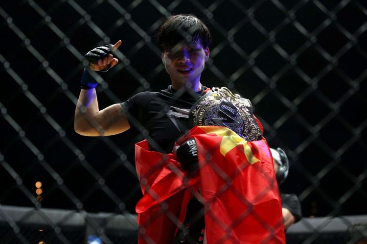 Petarung wanita China, Xiong Jing Nan menjadi juara dunia kelas strawweight setelah berhasil mengalahkan lawannya petarung asal Singapura Tiffani Teo pada pertandingan One Championship: Kings of Courage di Jakarta Convention Center, Sabtu (20/1/2018). Ia menang lewat technical knockout pada ronde keempat.