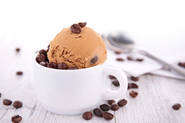 Es krim kopi dengan bahan utama espreso bubuk, heavy cream, dan krim kental manis. 