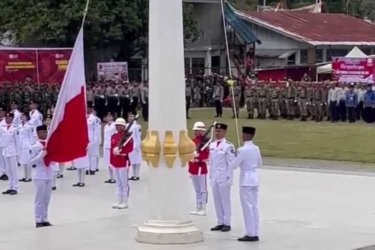 Detik-detik bendera merah putih terbalik saat upacara peringatan HUT ke-80 Republik Indonesia di Kabupaten Mamasa, Sulbar, Minggu (17/8/2025).