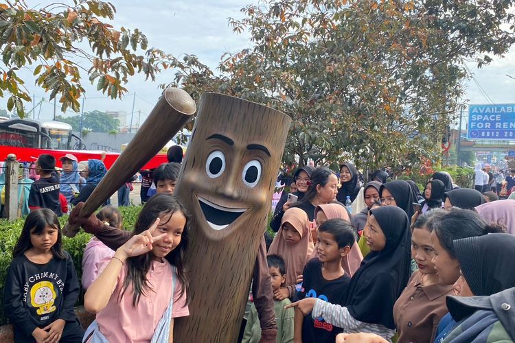 Badut Meme Tung Tung Tung Sahur Meriahkan CFD, Warga: Depok Emang Serba Ada