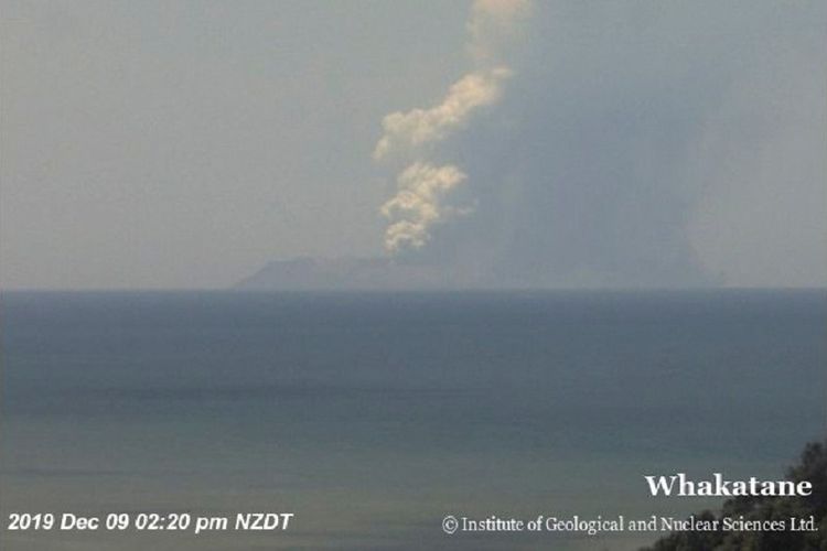 Asap putih mengepul dari Whaakari, dikenal juga sebagai Pulau Putih, Selandia Baru. setelah gunung meletus terjadi pada 9 Desember 2019, dengan lima orang dikabarkan tewas.