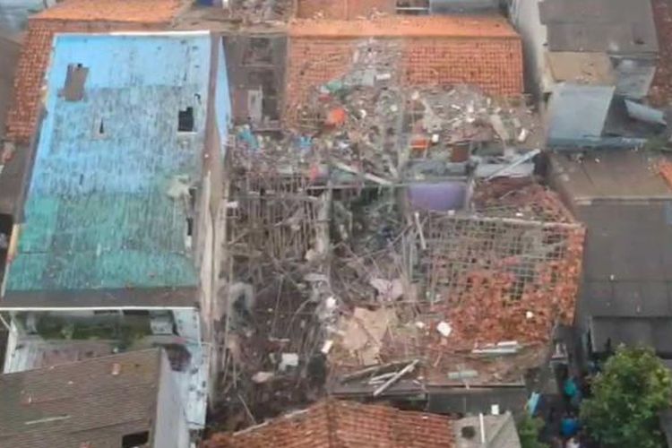 Sebuah ledakan mengguncang permukiman Jalan Talas II, Pondok Cabe Ilir, Pamulang, Tangerang Selatan, Jumat (12/9/2025). 