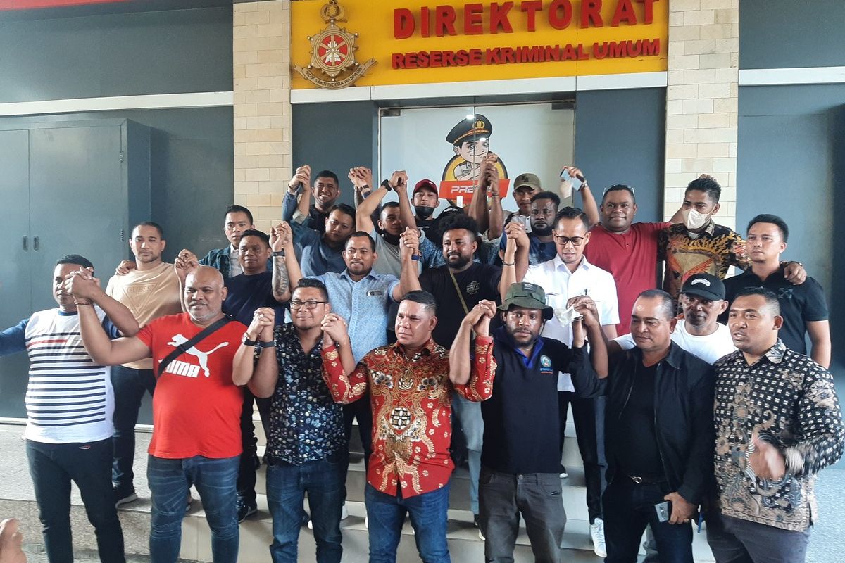 Perwakilan dari pihak NTT, Maluku dan Papua saat berfoto di Mapolda DIY usai pernyataan sikap sepakat berdamai dan menyerahkan proses hukum kepada Kepolisian.