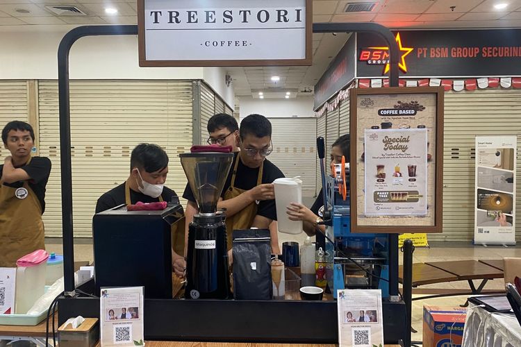 Para ABK sedang menjadi barista di Treestori Coffee