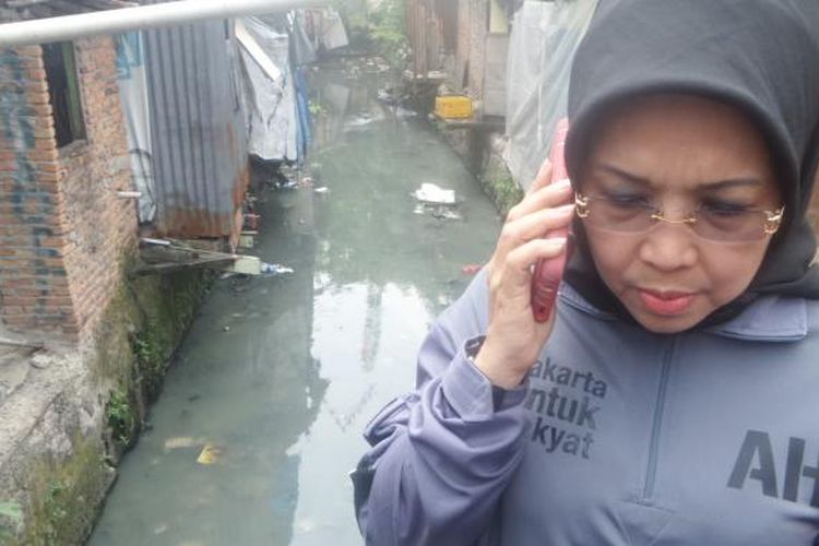 Sylviana Murni menghubungi Kepala Dinas Tata Air ketika melihat parit di Pasar Poncol dipenuhi sampah dan lumpur, Senin (7/11/2016)