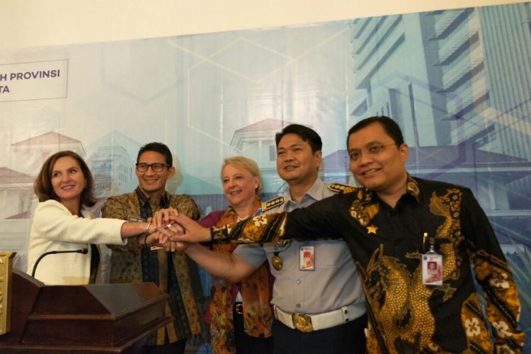 Wakil Gubernur DKI Jakarta Sandiaga Uno seusai bertemu duta besar Swedia dan Austria membicarakan lelang electronic road pricing (ERP) di Balai Kota DKI Jakarta, Jalan Medan Merdeka Selatan, Kamis (8/2/2018).