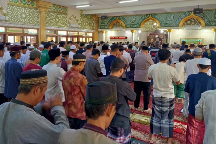 Potret shalat gaib untuk para syuhada di Palestina yang dilaksanakan di Masjid Jami' At-Taqwa, Pesanggrahan, Jakarta Selatan, Jumat (24/11/2023).
