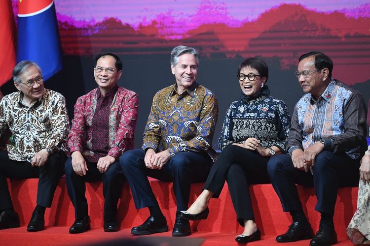 Menteri Luar Negeri (Menlu) Amerika Serikat, Antony J. Blinken dalam pertemuannya dengan para Menteri Luar Negeri (Menlu) ASEAN di Hotel Shangri La, Jakarta Pusat, Jumat (14/7/2023).