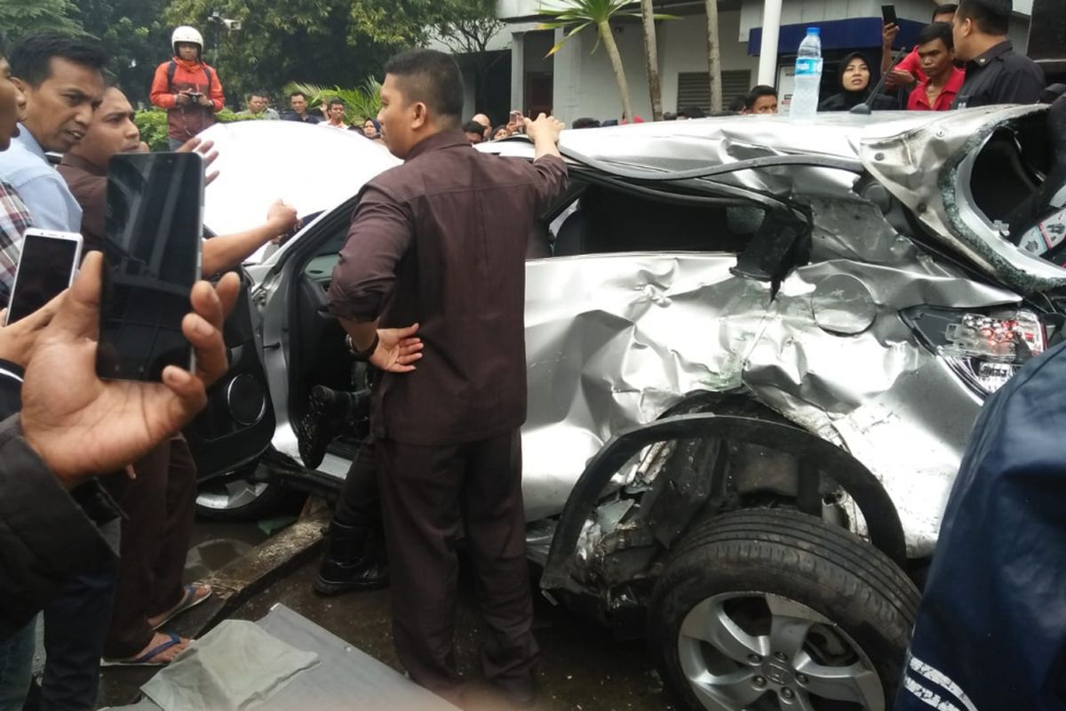 Mobil HRV yang ditabrak Kopaja P20 di Jalan HR Rasuna Said, Kuningan, Jakarta Selatan, rusak parah, Kamis (26/4/2018).