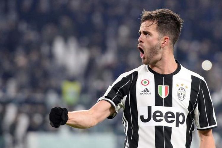 Miralem Pjanic merayakan gol Juventus ke gawang AC Milan pada partai perempat final Coppa Italia di Stadion Juventus, Rabu (25/1/2017). 