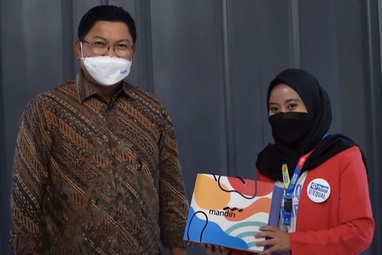 Adinda Zenniar, mahasiswi Prodi S1 Informatika Fakultas Sains dan Matematika (FSM) Undip terpilih oleh Menteri BUMN, Erick Thorir, sebagai Direktur Utama Bank Mandiri selama sehari.