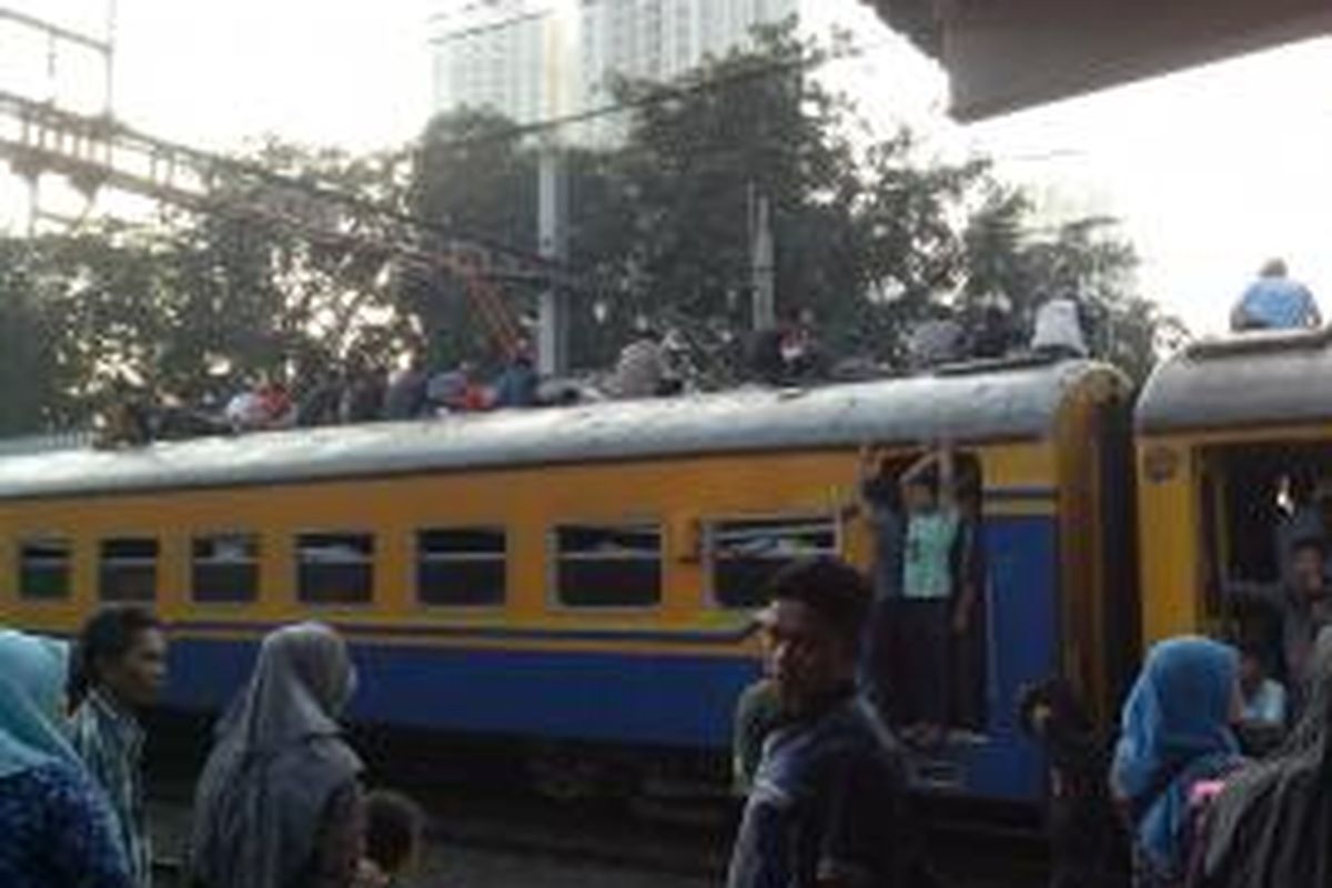 Kereta menuju Rengkas selalu penuh penumpang. Tidak sedikit penumpang yang menaiki gerbong, alasan.penumpang adalah panas dan tidak mau berdesakan, Stasiun Kebayoran Lama,Jakarta, Rabu (17/7/2013)