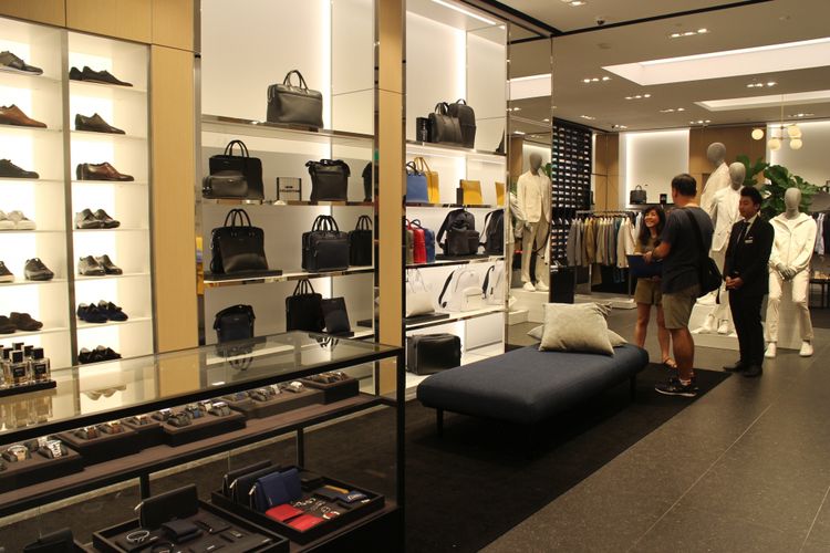 Area tas, sepatu dan aksesoris di gerai Hugo Boss di The Shoppes, Marina Bay Sands, Singapura. 