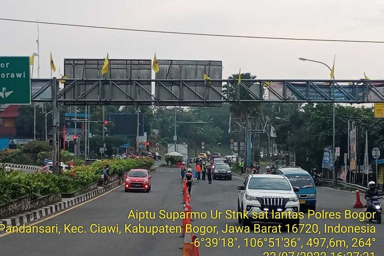 Petugas kepolisian sedang menerapkan rekayasa lalu lintas berupa sistem ganjil genap di Simpang Gadog, Ciawi, Kabupaten Bogor, Jawa Barat, Jumat (22/7/2022) pukul 16.00 WIB