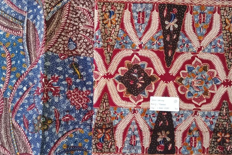 Batik 3 negara atau batik syafaiyah dari Batang, dengan motif khasnya dan tiga warna yang selalu melekat, diambil di Sentra Bati Safaiyah, Batang, Jawa Tengah, Rabu (2/5/2018).