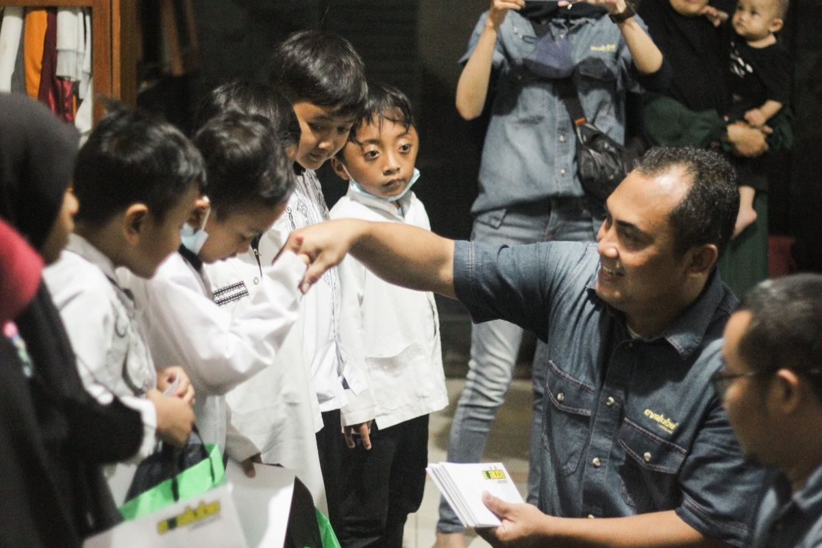 Oli Evalube berbagi kepada masyarakat di lima kota besar di Indonesia