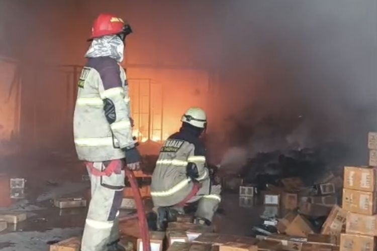 3 Gudang di Pergudangan Sentra Kosambi Tangerang Terbakar, 2 Masih Berkobar