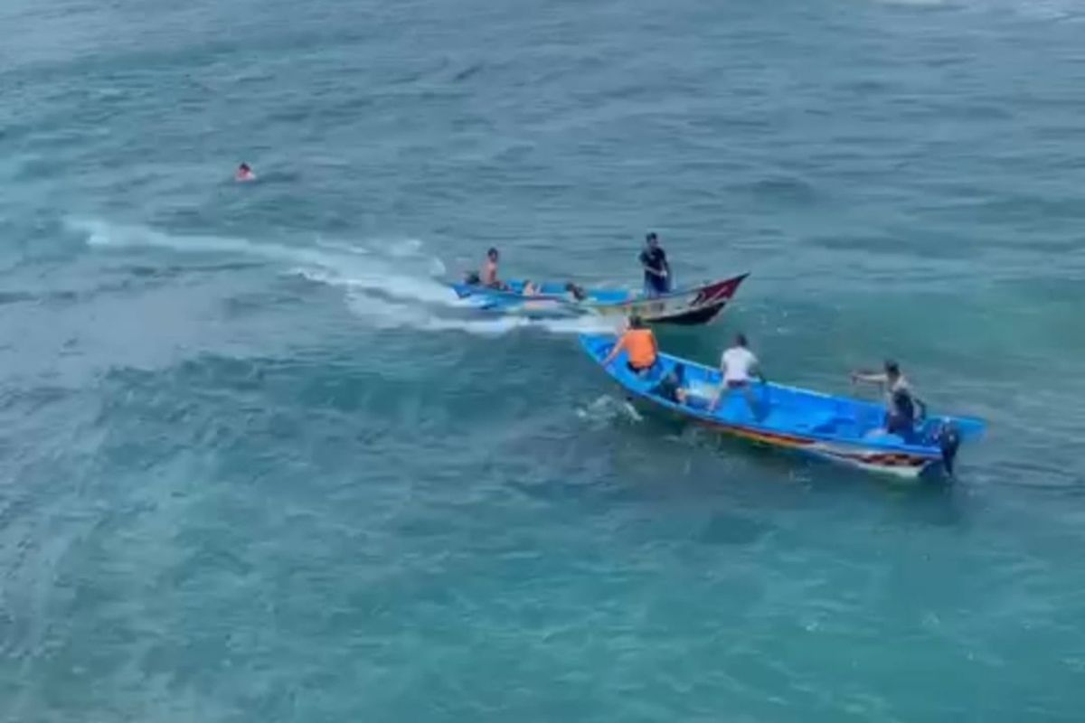 Penyelamatan enam wisatawan oleh Satlinmas Rescue Istimewa Wilayah Operasi II Pantai Baron, di Pantai Ngandong, Gunungkidul Minggu (23/10/2022)