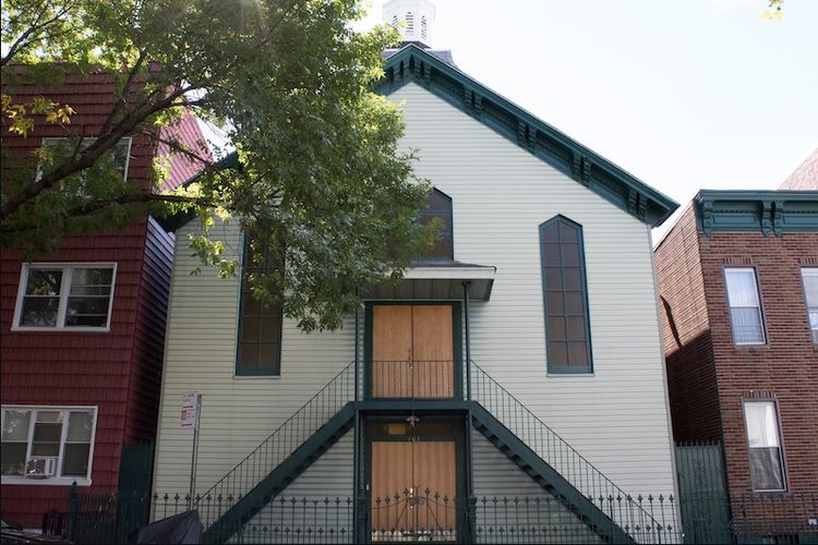 Tampilan eksterior dari masjid tertua di AS yang berlokasi di di 104 Powers Street, Williamsburg, Brooklyn.