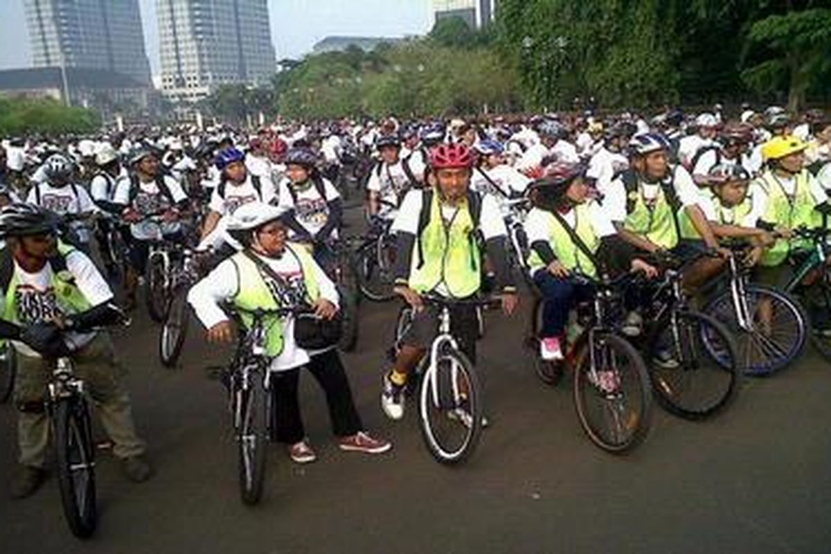 Ratusan pesepeda dari berbagai komunitas di Jakarta dan sekitarnya, Jumat (23/9/2011), berkumpul di kawasan Monas untuk memeringati Bike to Work Day 2011. Dari Monas, mereka akan bersepeda ke Kantor Menpora di kawasan Senayan.