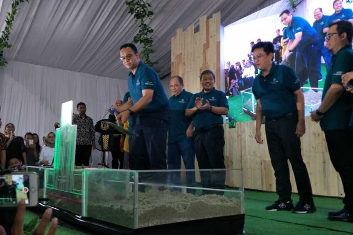 Gubernur DKI Jakarta Anies Baswedan groundbreaking atau peletakan batu pertama dengan memindahkan pasir ke kotak kosong dan menandai pembangunan rumah DP 0 persen di Nuansa Cilangkap, Jalan Raya Cilangkap, Kelurahan Cilangkap, Kecamatan Cipayung, Jakarta Timur, Kamis (12/12/2019).