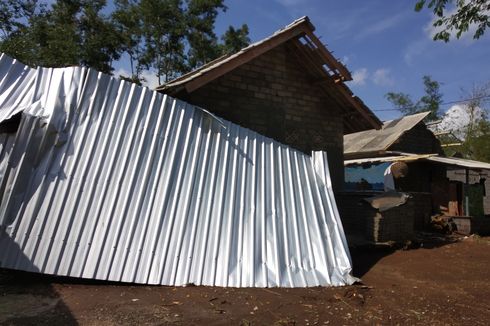 Puting Beliung dan Hujan Es Rusak Puluhan Rumah di Lombok Tengah