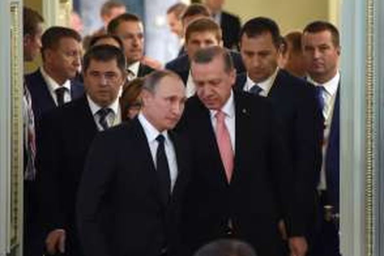 Presiden Turki Recep Tayyip Erdogan bertemu dengan Presiden Rusia Vladimir Putin di Istana Konstantinovski, St Petersburg, Rusia, Selasa (9/8/2016).