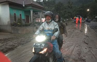 Warga menyelamatkan diri saat Gunung Semeru meletus di Desa Sumberwuluh, Candipuro, Lumajang, Jawa Timur, Sabtu (4/12/2021). Gunung Semeru meletus dan mengeluarkan awan panas yang mengakibatkan hujan abu di Kabupaten Lumajang dan Malang. ANTARA FOTO/Hermawan/sen/rwa.