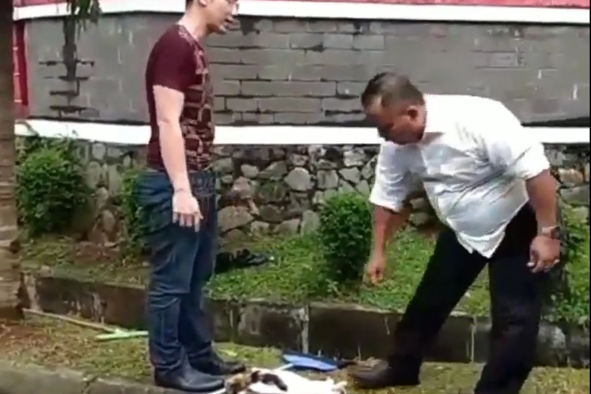Tangkapan layar video seorang pria berbaju merah diduga tega menyiksa kucing di kawasan Serpong, Tangerang Selatan.