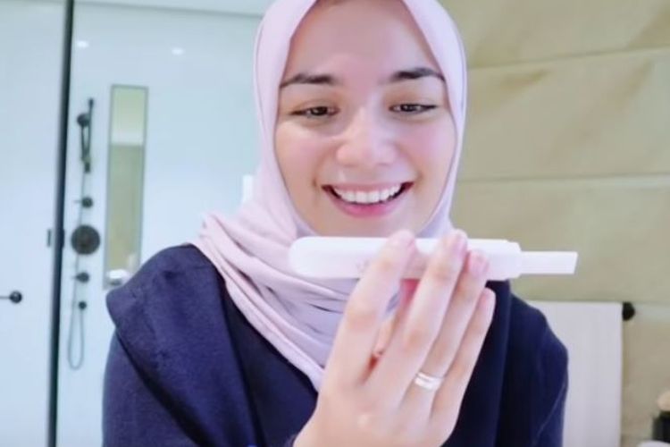 Artis Citra Kirana mengumumkan kehamilan anak pertamanya dengan Rezky Adhitya, melalui akun YouTube-nya. 