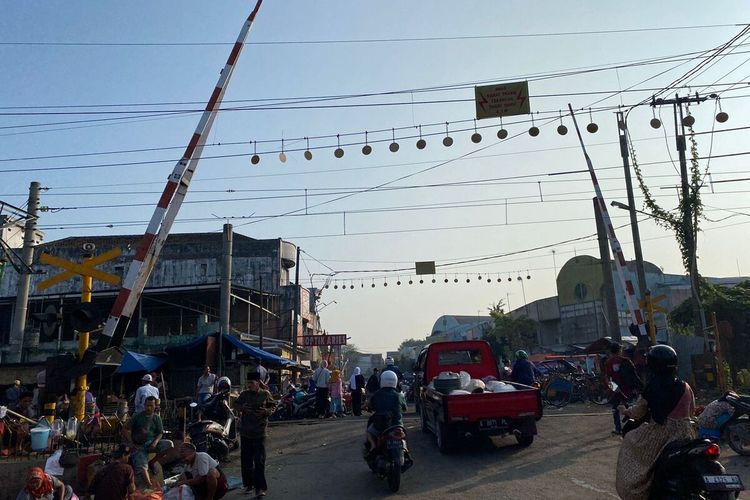 Suasana di perlintasan sebidang Pasar Rangkasbitung yang akan ditutup akan ditutup 31 Juli 2023 mendatang.