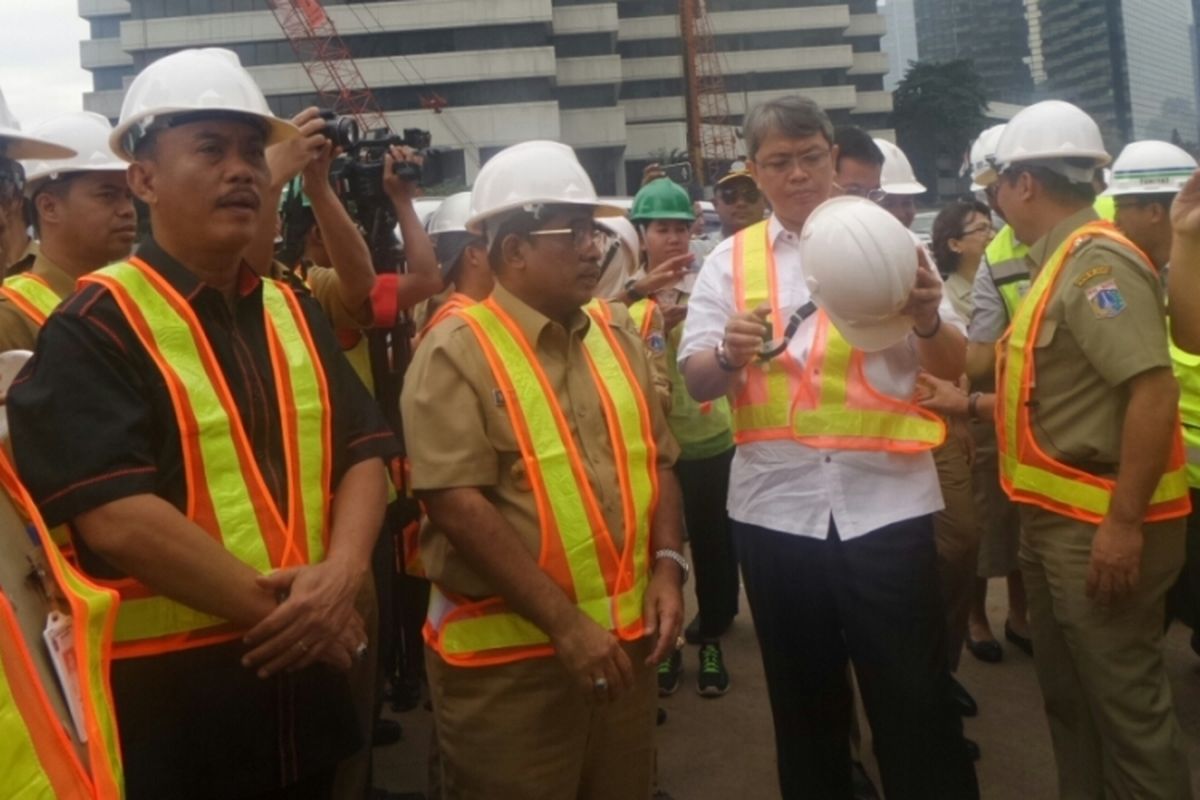 Plt Gubernur DKI Jakarta Sumarsono bersama Ketua DPRD DKI Prasetio Edi Marsudi dan Wakil Ketua DPRD DKI Triwisaksana meninjau proyek MRT, di Setiabudi, Selasa (14/3/2017). 