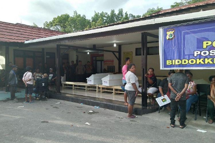 Keluarga korban banjir bandang di Distrik Sentani, Kabupaten Jayapura, Papua, terus berdatangan ke RS Bhayangkara di Distrik Abepura, Kota Jayapura, Minggu (17/3/2019), untuk mencari kepastian nasib anggota keluarga mereka yang diinformasikan turut terseret banjir.