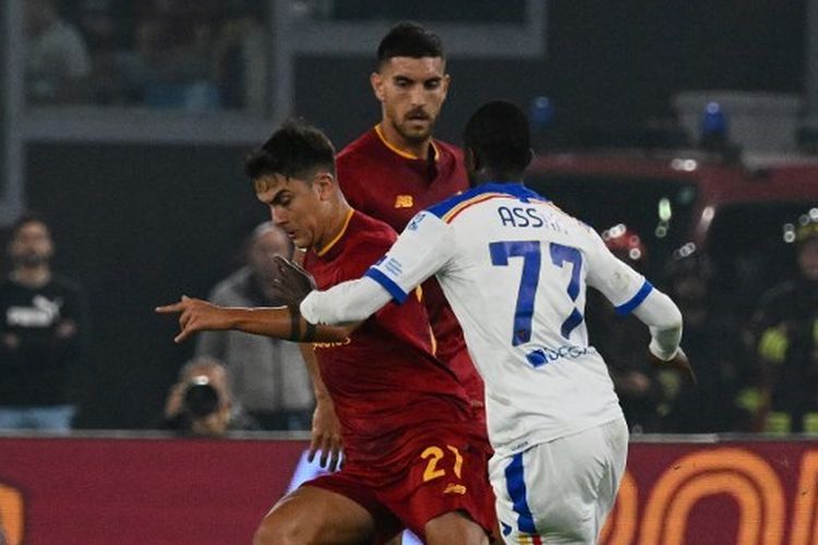 Paulo Dybala (kiri) mencoba melewati pemain lawan dalam laga AS Roma vs Lecce pada pekan ke-9 Liga Italia Serie A 2022-2023 yang dilangsungkan di Stadion Olimpico, Senin (10/10/2022) dini hari WIB.