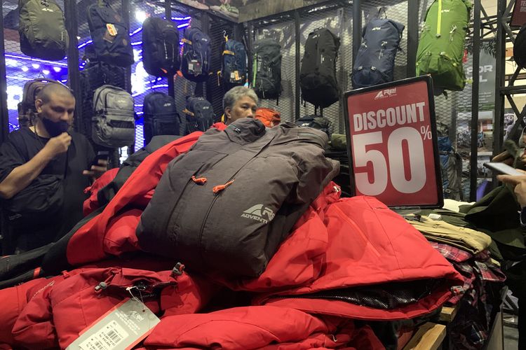  Arei memberikan diskon 50 persen untuk jaket gunung seharga Rp 695.000 di Indofest 2025. Artinya, kamu hanya perlu membayar Rp 300.000-an.