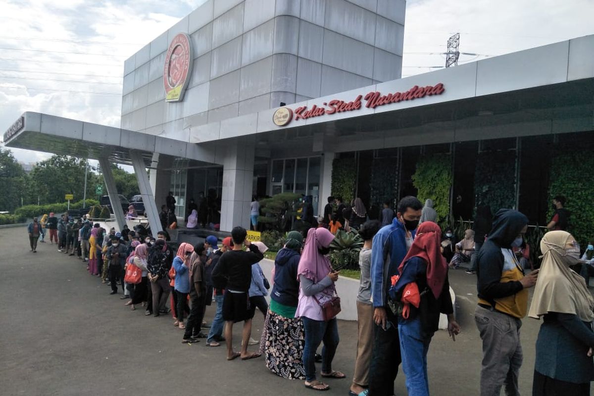 Para pengunjung rela antre untuk mendapatkan daging murah di toko daging di jalan Boulevard Grand Depok City, Tirtajaya, Sukamajaya, Depok, pada Jumat (29/4/2022).