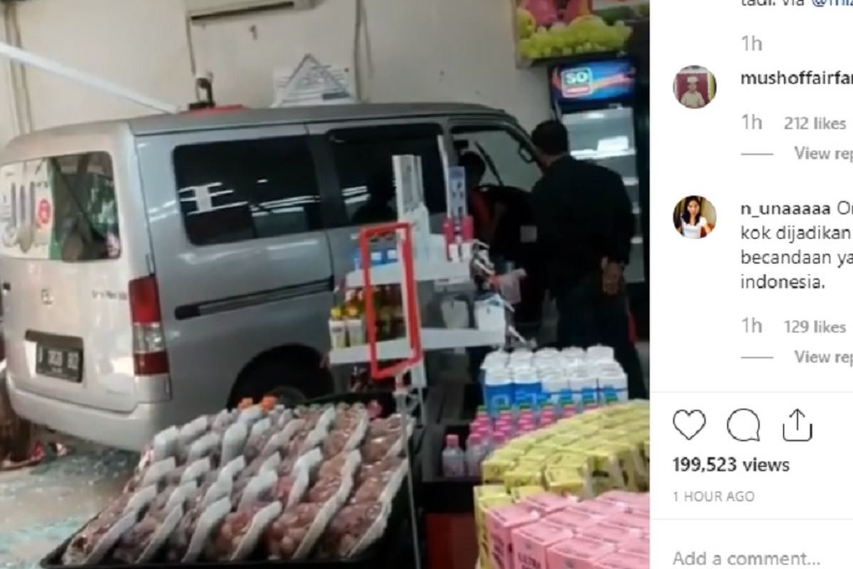 Sebuah mobil Daihatsu Grand Max menabrak minimarket Alfamidi di Jalan Kelapa Dua Raya, Kebon Jeruk, Jakarta Barat, Kamis (12/9/2019) siang.