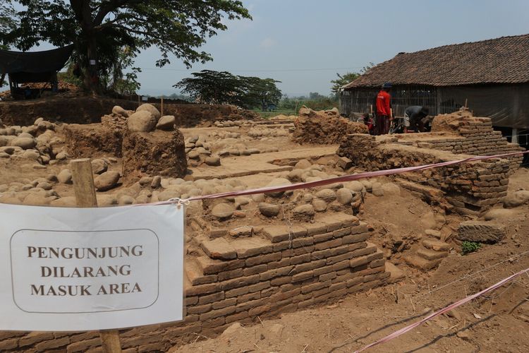 Petugas ekskavasi Situs Kumitir melakukan penggalian di kawasan situs purbakala di Dusun Bendo, Desa Kumitir, Kecamatan Jatirejo, Kabupaten Mojokerto, Jawa Timur,  Selasa (8/9/2020). Struktur yang digali berada di dalam kawasan talud Kumitir, berjarak beberapa puluh meter dari talud sisi timur.