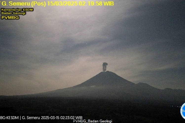 Visual erupsi Gunung Semeru dengan letusan setinggi 800, Sabtu (15/3/2025).