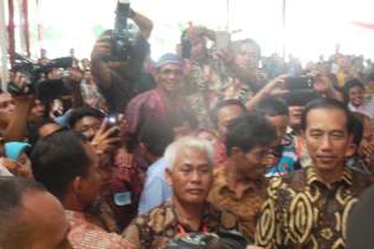  Presiden Joko Widodo menghadiri acara penyerahan sertifikat tanah kepada warga di Surakarta, Minggu (16/10/2016).