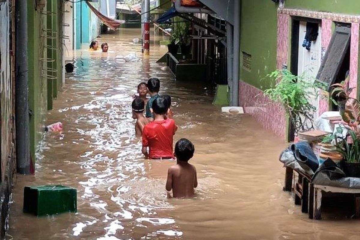 Permukiman warga Kebon Pala, Kampung Melayu yang terendam banjir luapan Kali Ciliwung, Jatinegara, Jakarta Timur, Kamis (30/11/2023). 